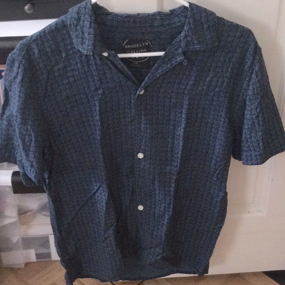 Mens button down short sleeved printed rayon  shirt, small.